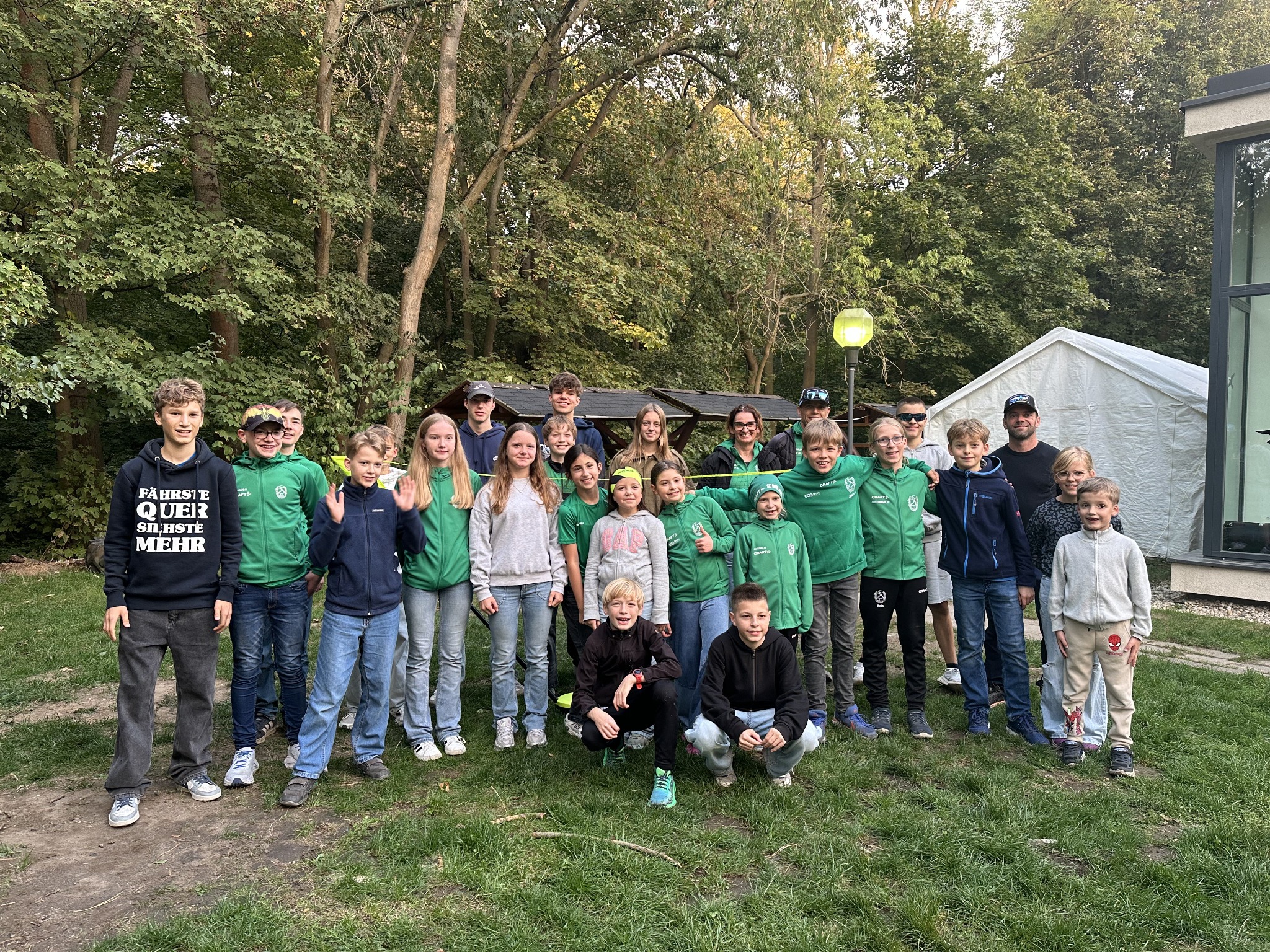 TriKids – Saisonabschluss 2026 Die TriKids des SC DHfK Leipzig mit ihrem Team beim gemeinsamen Saisonabschluss im Freien.